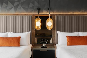 Junior Suite, 2 Queen Beds, Mobility Accessible, Bathtub