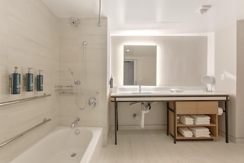 Room, 1 King Bed, Mobility Accessible (Accessible Tub,PoolDeck-Terrace Level)