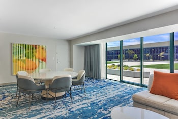 Premier Studio Suite, 1 King Bed, Balcony (Terrace Level)
