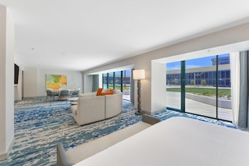 Premier Studio Suite, 1 King Bed, Balcony (Terrace Level)