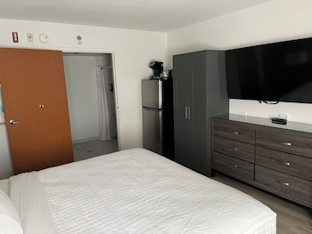 Standard Room, 1 King Bed, Mobility Accessible