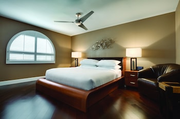 Premium Suite, 1 King Bed, Accessible (Hearing)