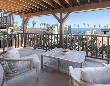 Standard Ocean View Queen Studio (Stair Access Only)