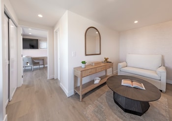 Standard Ocean View Queen Studio (Stair Access Only)