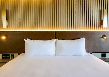 Shores VIP Corner Suite (Recently Renovated)