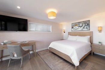 Standard Ocean View Queen Studio (Stair Access Only)
