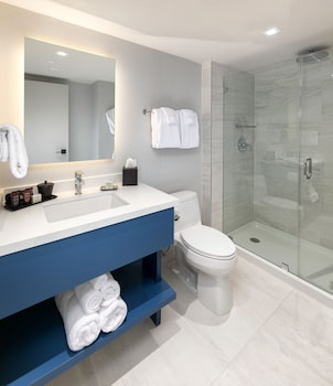 All New Pines Ocean View 2 Queen Room (Recently Renovated)