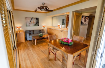 Suite, 1 King Bed, Garden View