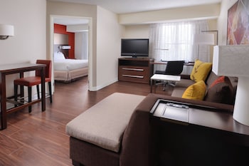 Suite, 1 Bedroom (Mobility/Hearing Access, Roll-in Shwr)