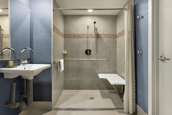 Suite, 1 King Bed, Accessible (3x3 Shower)