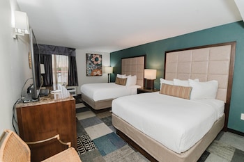 Deluxe Suite, 2 Queen Beds, Non Smoking (Living Room)