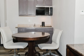 Deluxe Suite, 2 Queen Beds, Non Smoking (Living Room)