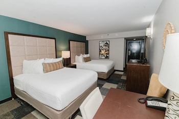 Deluxe Suite, 2 Queen Beds, Non Smoking (Living Room)