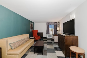 Deluxe Suite, 2 Queen Beds, Non Smoking (Living Room)