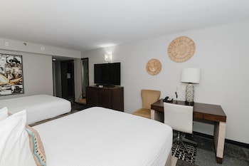Deluxe Suite, 2 Queen Beds, Non Smoking (Living Room)