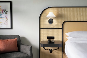 Club Room, 1 King Bed (Mobility Accessible, Tub)