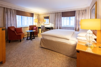 Premium Room, 1 King Bed, City View, Corner