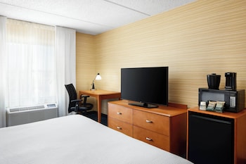 Room, 1 King Bed, Hearing Accessible (Roll-in Shower)