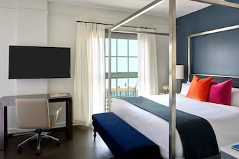 Junior Suite, 1 King Bed with Sofa bed, City View