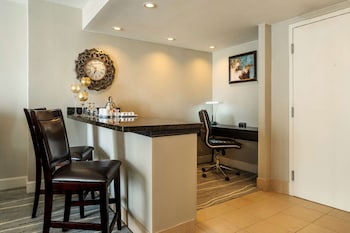 Suite, 1 King Bed (VIP)