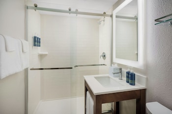 Studio Suite, Multiple Beds, Roll-in Shower, Kitchenette (Gulf View, Balcony, Kitchenette)