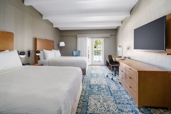 Traditional Room, 2 Queen Beds, Balcony, Courtyard View