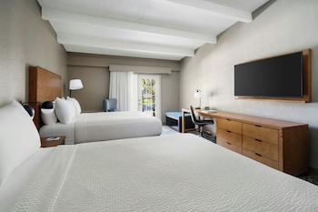 Room, 2 Queen Beds, Balcony (Courtyard View)