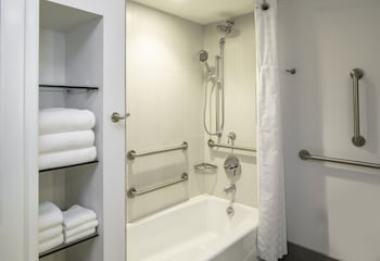 Room, 1 King Bed, Accessible, Bathtub (Mobility/Hearing)