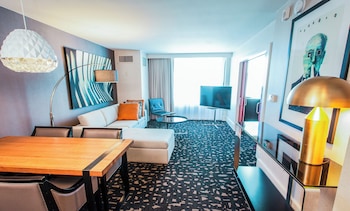 Suite, 1 Bedroom (Living Area, Skyline View)