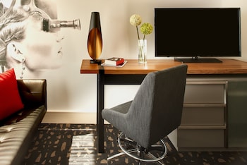 Room, 1 King Bed, Accessible (Communications, Roll-In Shower)