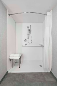 Room, 2 Queen Beds, Accessible (Mobility, Hearing, Roll-In Shower)