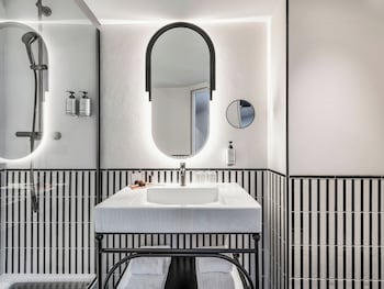 Deluxe Room, 1 King Bed