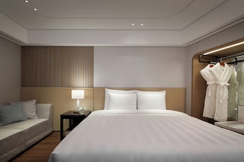 Junior Suite, 1 King Bed (Club)