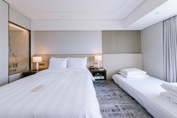 Deluxe Room, 1 Queen Bed with Sofa bed, Lake View