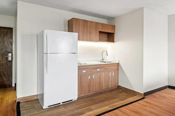 Room, 1 King Bed, Non Smoking, Kitchenette