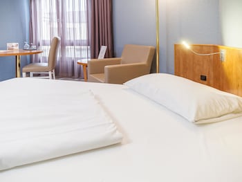 Standard Room, 1 Queen Bed, Bathtub