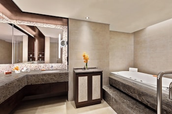Tanjung Deluxe Seaview Suite (King)