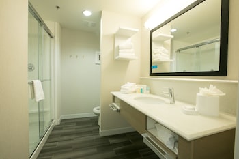 Studio, 2 Queen Beds, Accessible, Balcony (Bathtub)