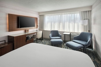 Room, 1 King Bed (Mobility/Hearing Accessible, Tub)