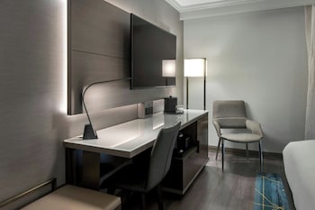 Deluxe Room, 1 King Bed