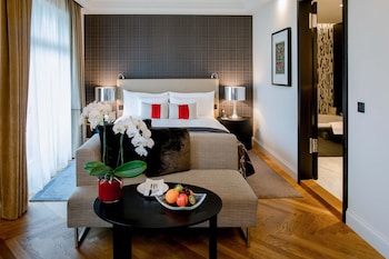 Room, 1 Queen Bed (Charming)