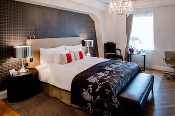 Room (Charming)