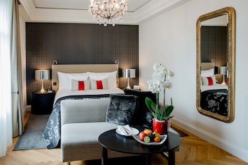 Room (Charming)
