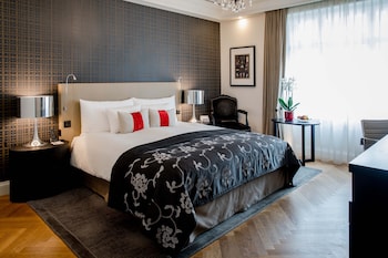 Room (Charming)