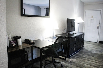 Deluxe Room, 1 King Bed, Non Smoking, Pool View (Courtyard)