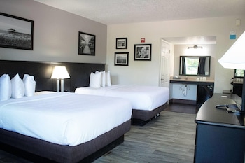 Room, 2 Queen Beds, Accessible, Non Smoking (Mobility/Hearing/Tub w/ Grab Bars)