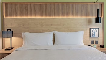 Standard Room, 1 King Bed, Courtyard View