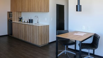 Suite, 1 King Bed, City View