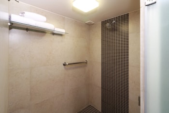 Standard Room, 1 King Bed (Courtyard Access)