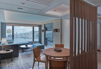 Elite Deluxe Harbour View Suite with Club Lounge Access